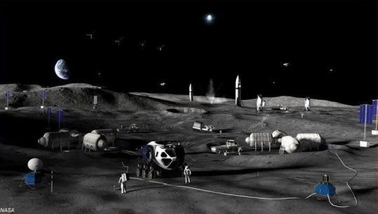 Representación artística de una misión lunar con astronautas y vehículos en la superficie