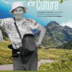 Hombre en la montaña con fondo de paisaje verde y montañas.