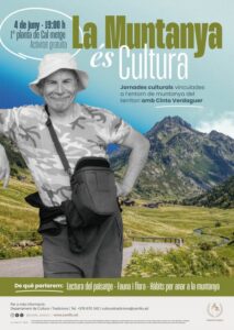 Hombre en la montaña con fondo de paisaje verde y montañas.