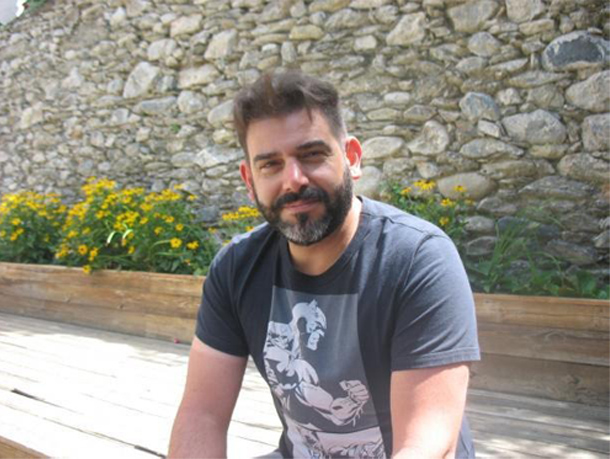 David Gálvez posando en un entorno natural con flores amarillas