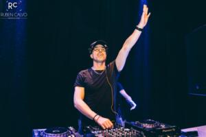 Mon DJ actuando en una discomòbil en Encamp
