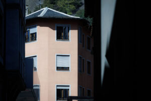 Edificio residencial en Andorra con ventanas y balcones visibles