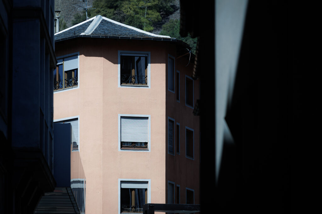 Edificio residencial en Andorra con ventanas y balcones visibles
