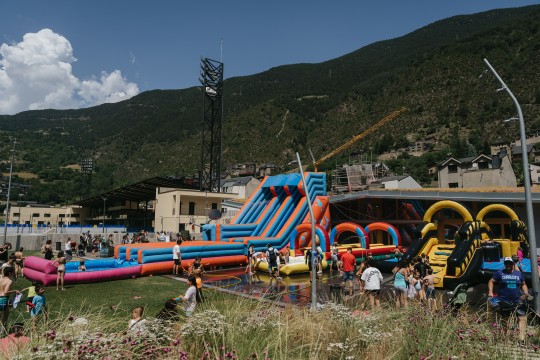 Niños disfrutando de inflables y juegos de agua en Encamp