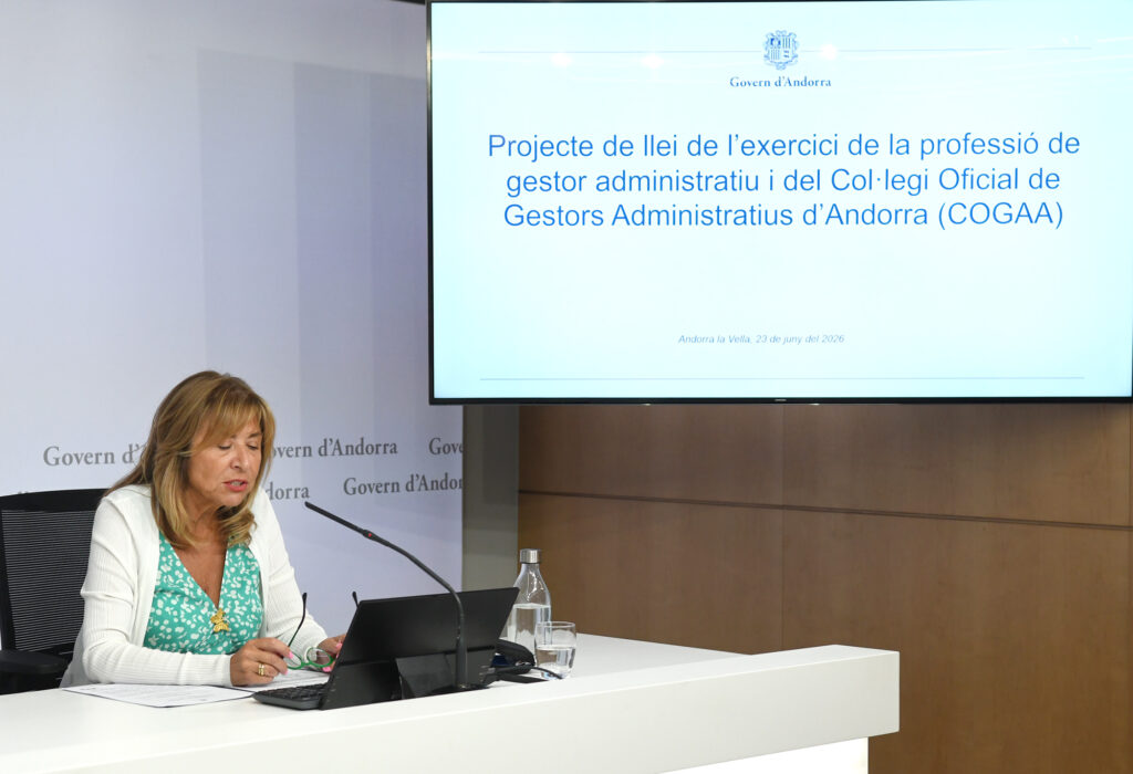 Conxita Marsol presentando el proyecto de ley sobre gestores administrativos en Andorra.