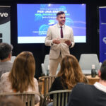 El secretari d'Estat de Transició Energètica parlant en un esdeveniment sobre energia sostenible.