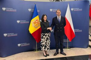 Imma Tor y Radoslaw Sikorski durante la visita oficial a Polonia.