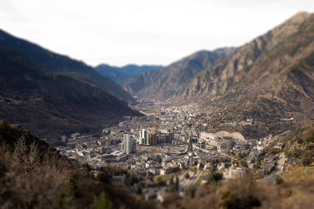 Vista panorámica de Escaldes-Engordany con montañas al fondo