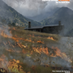 Cartel de prevención de incendios en la Vall de Sorteny con paisaje montañoso