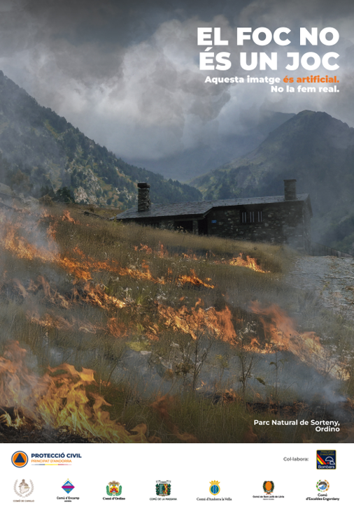 Cartel de prevención de incendios en la Vall de Sorteny con paisaje montañoso