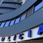 Exterior de la comissaria de policia d'Andorra amb el nom visible