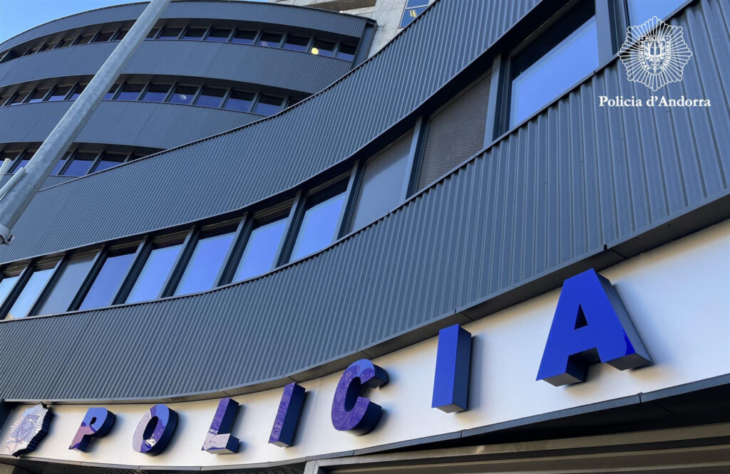 Exterior de la comissaria de policia d'Andorra amb el nom visible