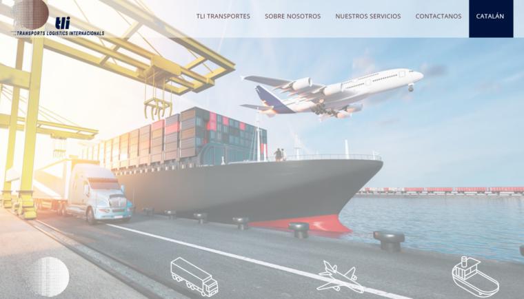 Imagen de transporte internacional con barco y avión en un puerto