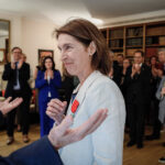 Maria Ubach recibiendo la insignia de la Legión de Honor en un acto diplomático