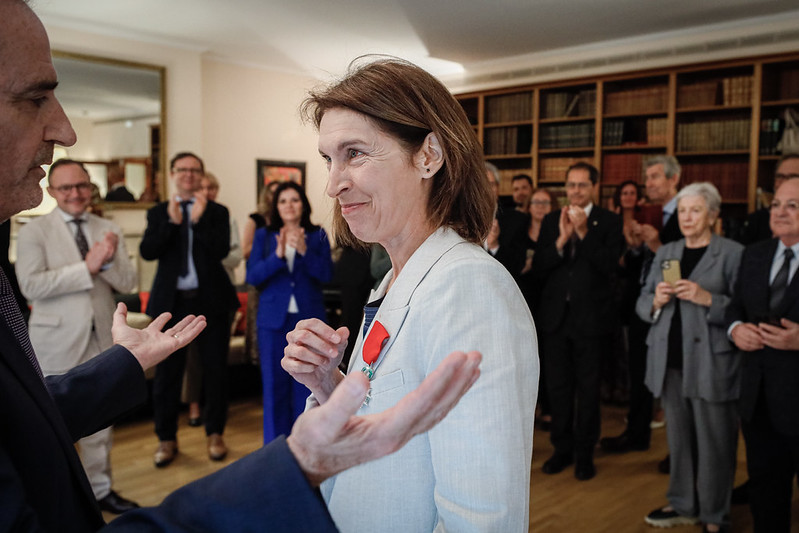 Maria Ubach recibiendo la insignia de la Legión de Honor en un acto diplomático
