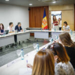 Reunión sobre inversiones en el hospital con varios participantes