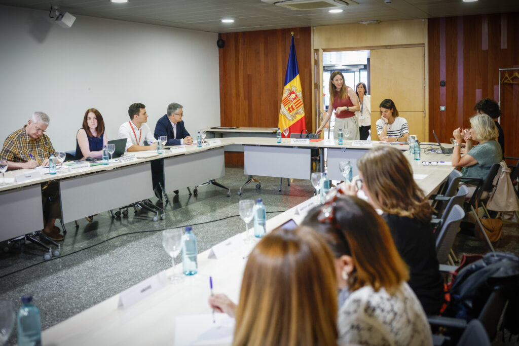 Reunión sobre inversiones en el hospital con varios participantes