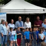Alumnes i organitzadors al 16è Fòrum Escola Verda celebrant la sostenibilitat