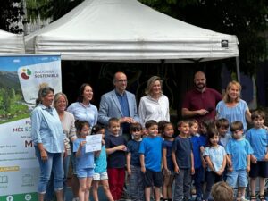 Alumnes i organitzadors al 16è Fòrum Escola Verda celebrant la sostenibilitat