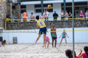 Jugador lanzando una pelota de voleibol en la playa durante un partido