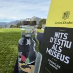 Botella de agua y folleto de actividades culturales en Engolasters