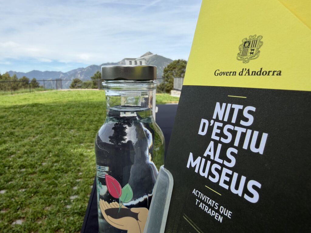 Botella de agua y folleto de actividades culturales en Engolasters