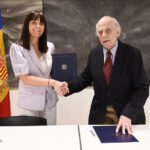Firma de un acuerdo sobre patrimonio artístico andorrano entre dos personas