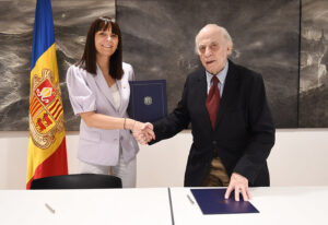 Firma de un acuerdo sobre patrimonio artístico andorrano entre dos personas
