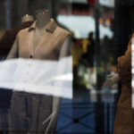 Maniquíes en una vitrina de tienda mostrando ropa de verano