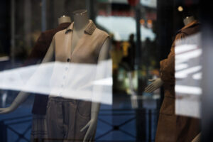 Maniquíes en una vitrina de tienda mostrando ropa de verano