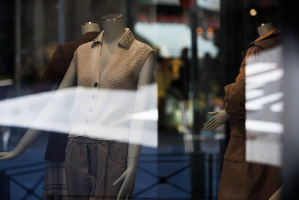 Maniquíes en una vitrina de tienda mostrando ropa de verano