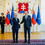 Xavier Espot y Peter Pellegrini estrechando manos en el Palacio Presidencial de Bratislava