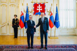 Xavier Espot y Peter Pellegrini estrechando manos en el Palacio Presidencial de Bratislava