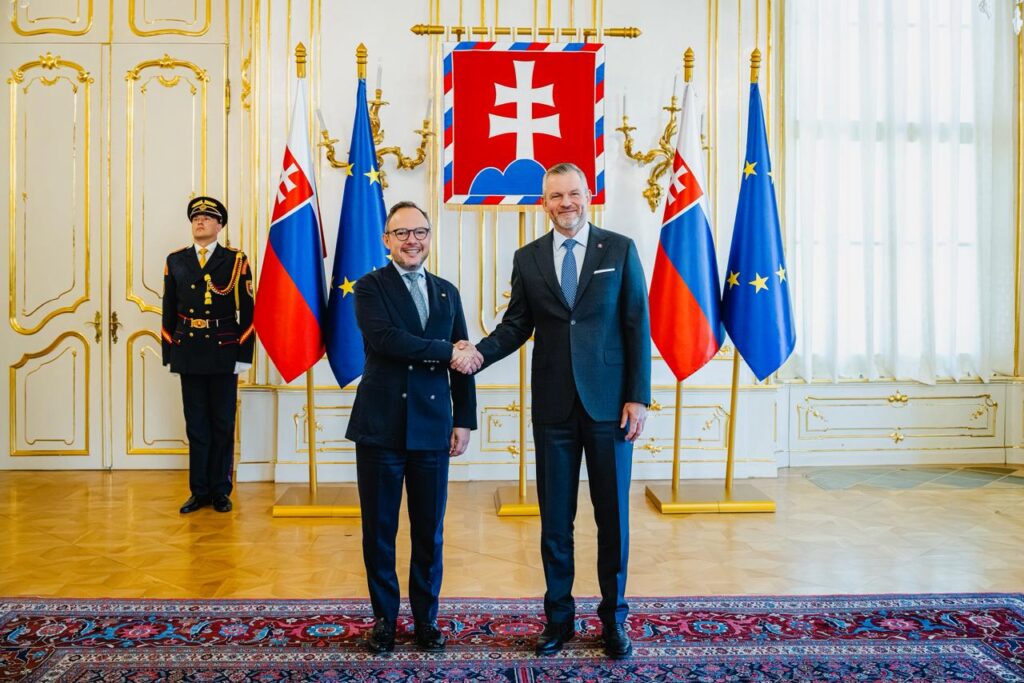 Xavier Espot y Peter Pellegrini estrechando manos en el Palacio Presidencial de Bratislava