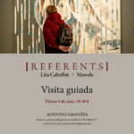 Persona observando una obra en la exposición de Lita Cabellut y Maseda