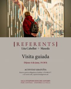 Persona observando una obra en la exposición de Lita Cabellut y Maseda
