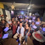 Participants del Voluntariat per la Llengua amb els seus diplomes en un acte de cloenda