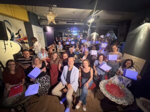 Participants del Voluntariat per la Llengua amb els seus diplomes en un acte de cloenda