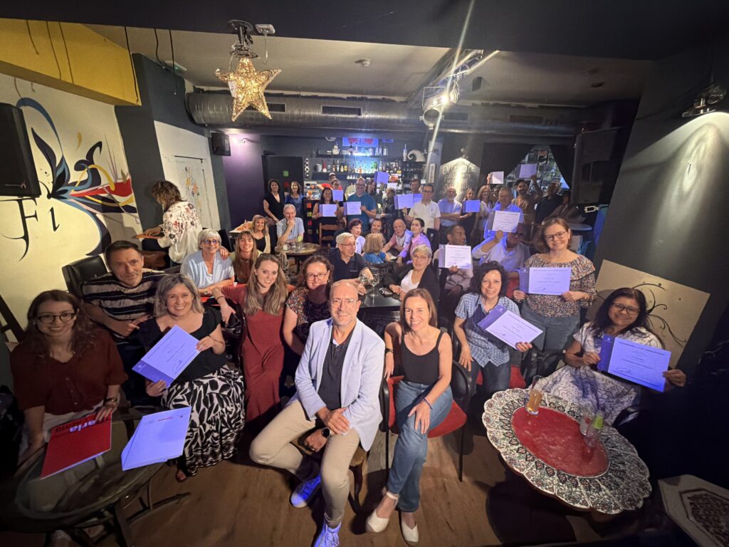 Participants del Voluntariat per la Llengua amb els seus diplomes en un acte de cloenda