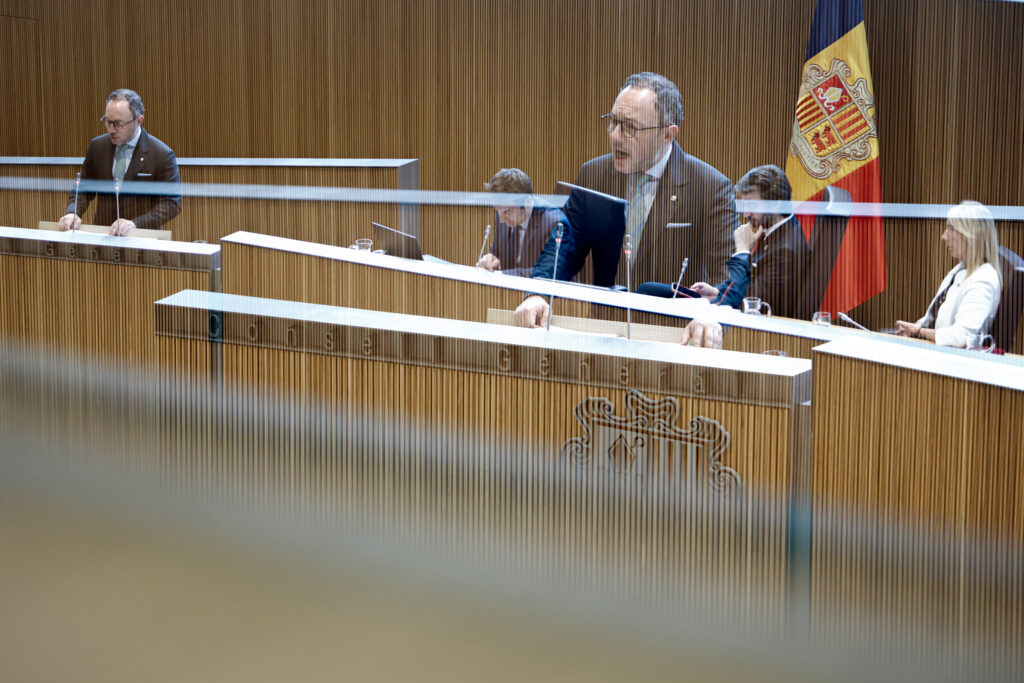 Xavier Espot presentando un programa de ayudas para limitar el alquiler