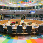 Sala de reuniones del Consejo de la Unión Europea con mesas y sillas dispuestas
