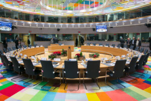 Sala de reuniones del Consejo de la Unión Europea con mesas y sillas dispuestas