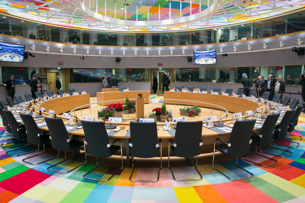 Sala de reuniones del Consejo de la Unión Europea con mesas y sillas dispuestas
