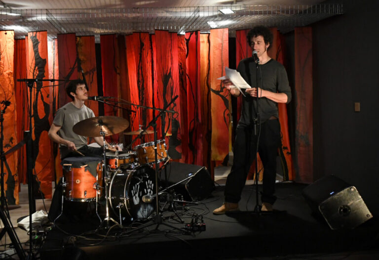 Dos artistas en un escenario durante un evento cultural en Andorra.