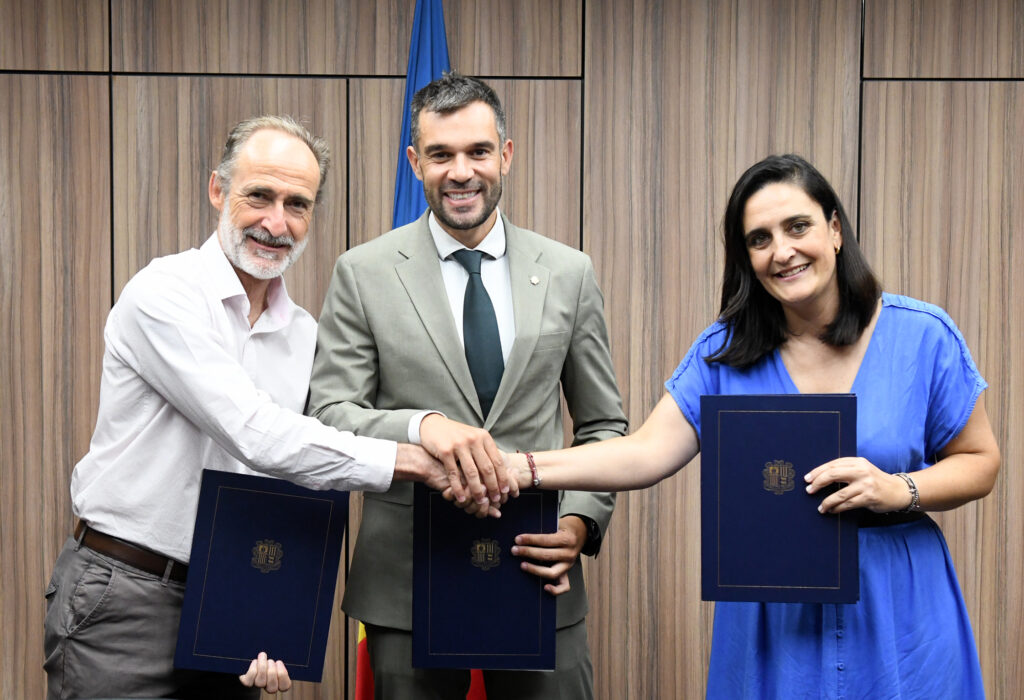 Representantes del Govern d'Andorra firmando un acuerdo sobre drons y movilidad aérea