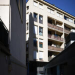 Vista de un edificio residencial en un entorno urbano