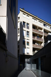 Vista de un edificio residencial en un entorno urbano