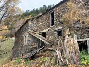Vista exterior de Cal Piedro de Ransol, un edificio de piedra en ruinas