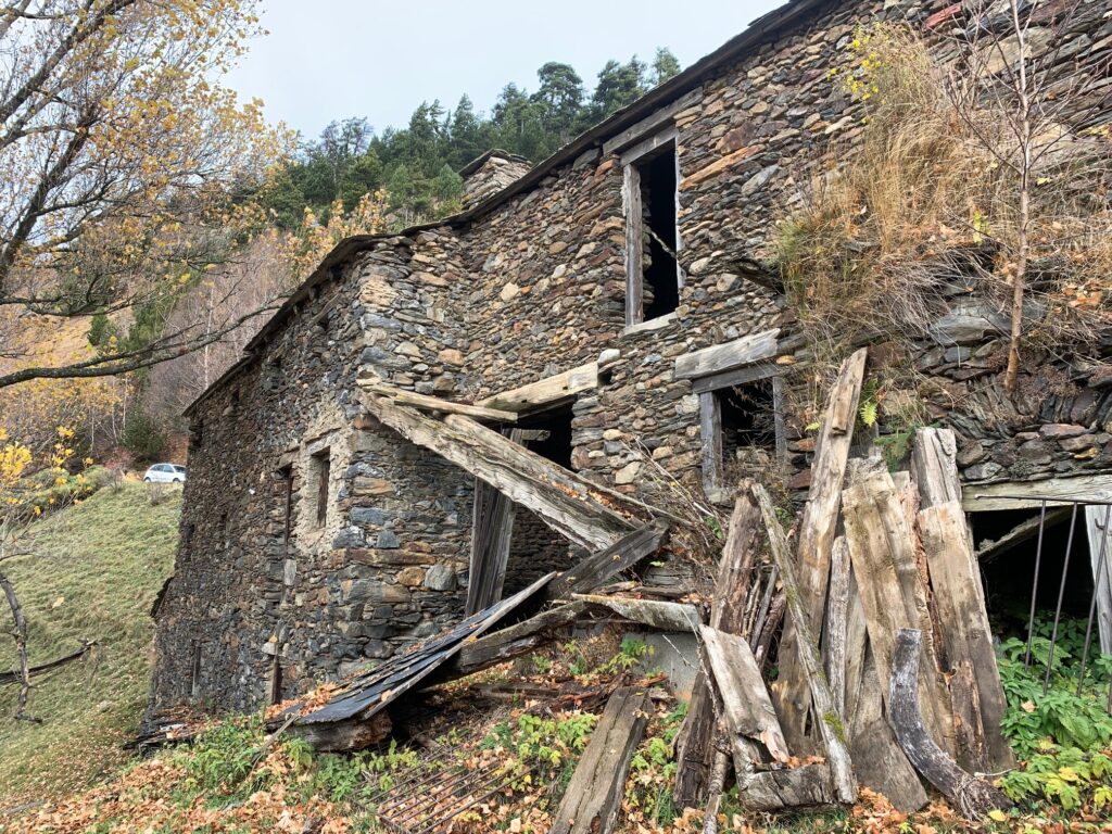 Vista exterior de Cal Piedro de Ransol, un edificio de piedra en ruinas
