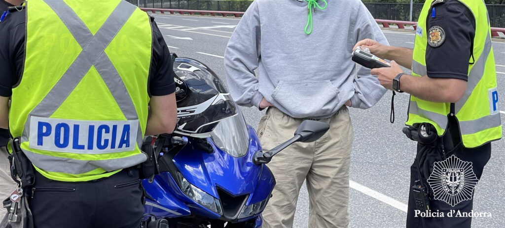 Policía realizando controles de alcoholemia en la carretera durante la campaña de verano.